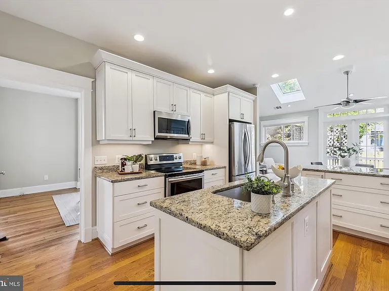 4451 Macarthur Blvd NW — Photo 10