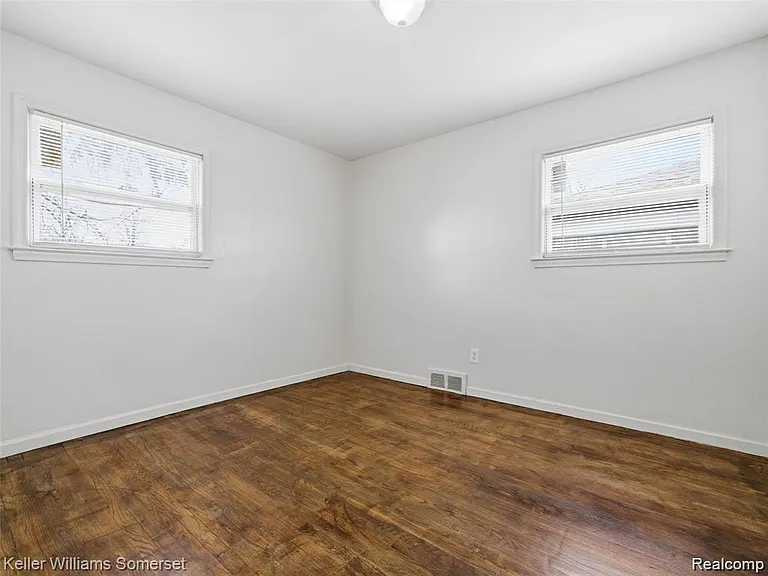 20271 Grandville Ave — Photo 12