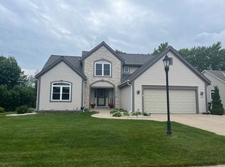 1233 Chesterwood Ln, Pewaukee, WI 53072