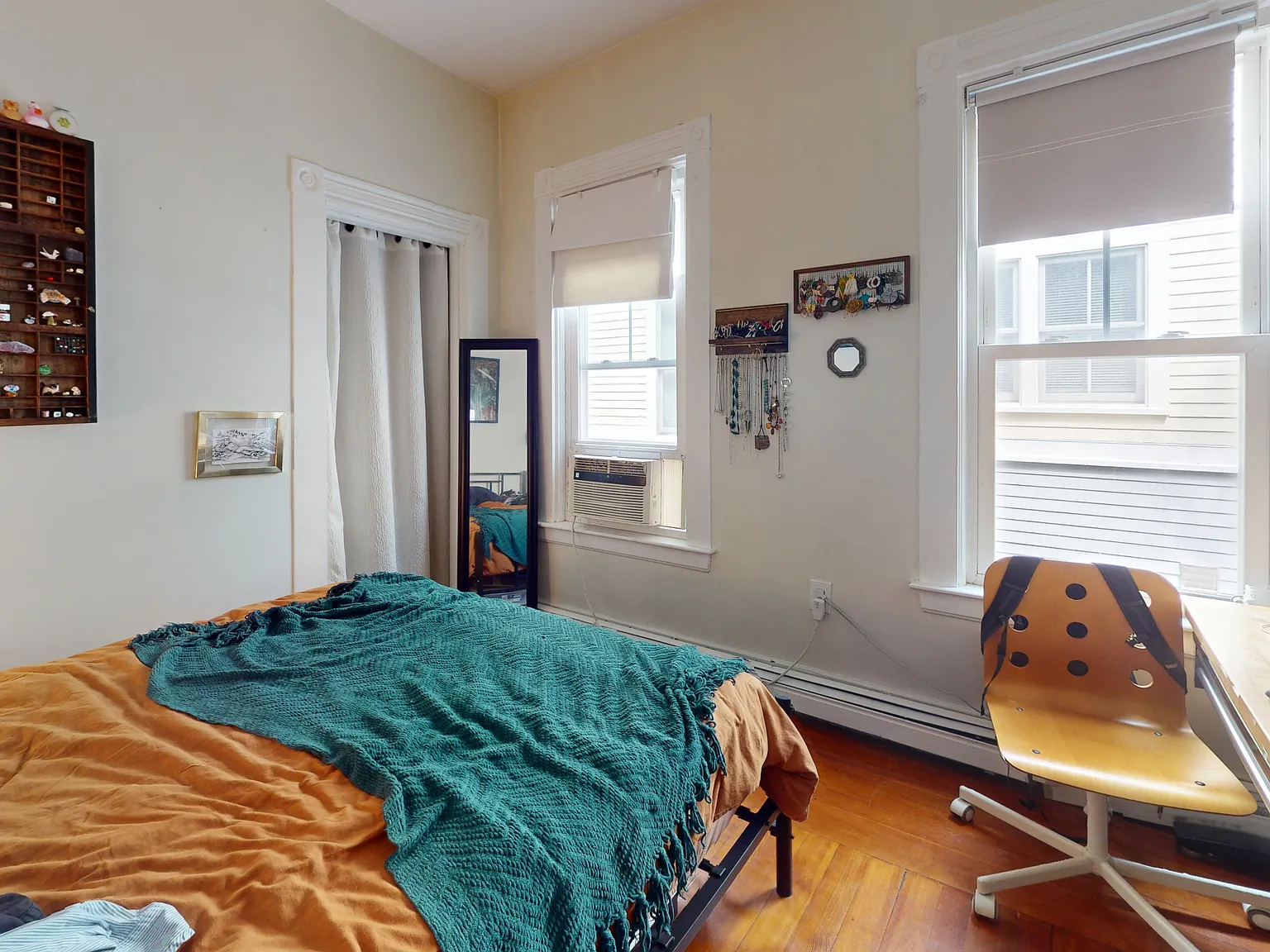 3 bed, 900 sqft, $2,700 — Photo 3