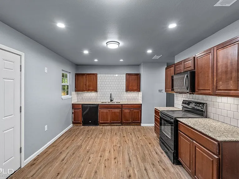 9419 Normandie Dr — Photo 13