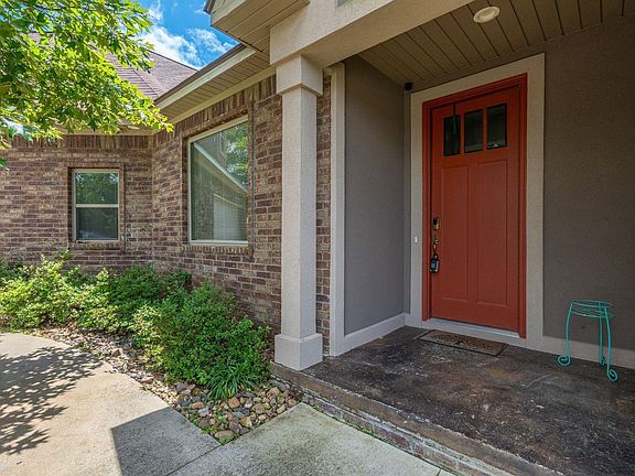 5th image of 113 Winter Oak Pl