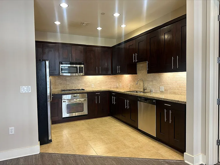 Axis 2300 Apartments — Photo 153