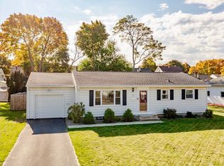 77 Scholfield Rd W, Rochester, NY 14617