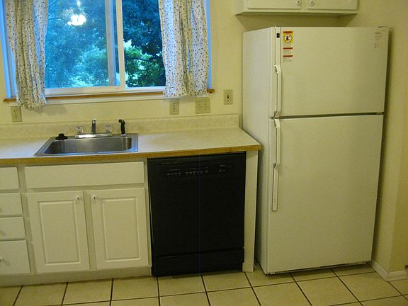 Refrigerator and dishwasher