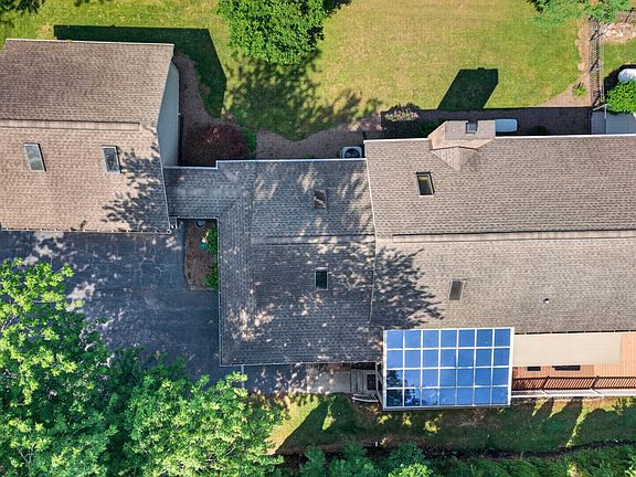 5th image of 15 Howard Dr