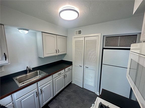 3rd image of 215 E 235th St