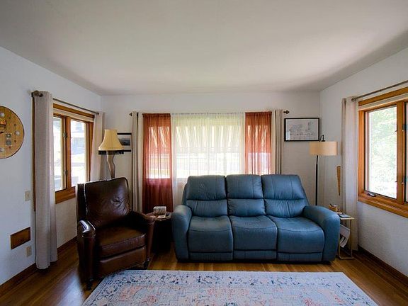 5th image of 527 Franklin Ave