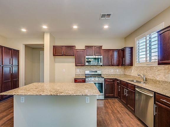 4th image of 131 W Hackberry Dr