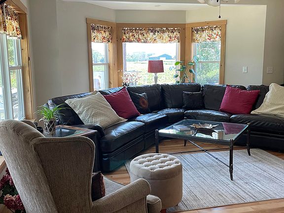 3rd image of 833 Lakeview Drive