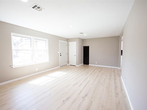 5th image of 1101 N Oak St