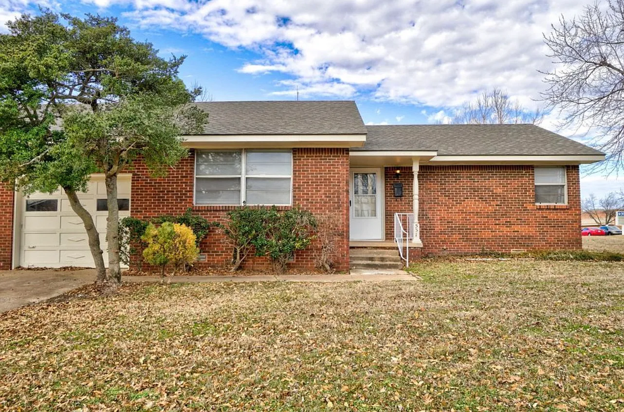2 bed, 1069 sqft, $1,095 — Photo 1