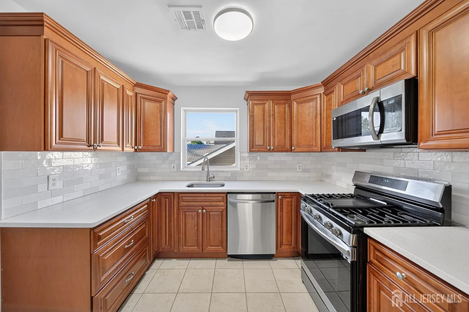 3 bed, 2.0 bath, 2456 sqft, $2,700 — Photo 4