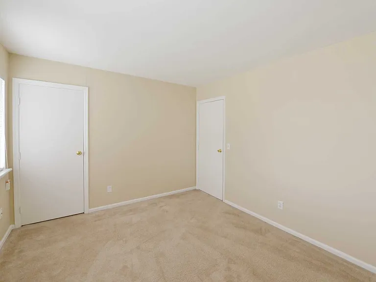 Carriage House Apartments — Photo 30