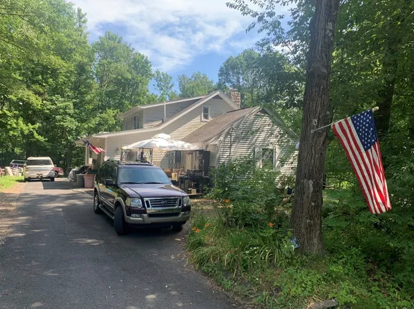 130 Tanbark Ln, Tannersville, PA 18372