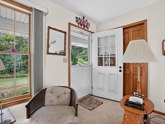 5th image of 635 W Poplar St