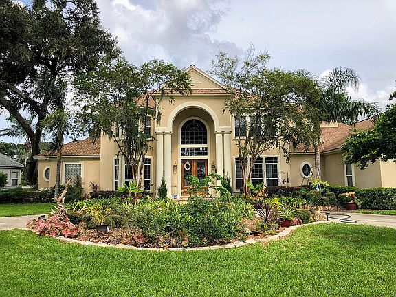 Front view w circular drive