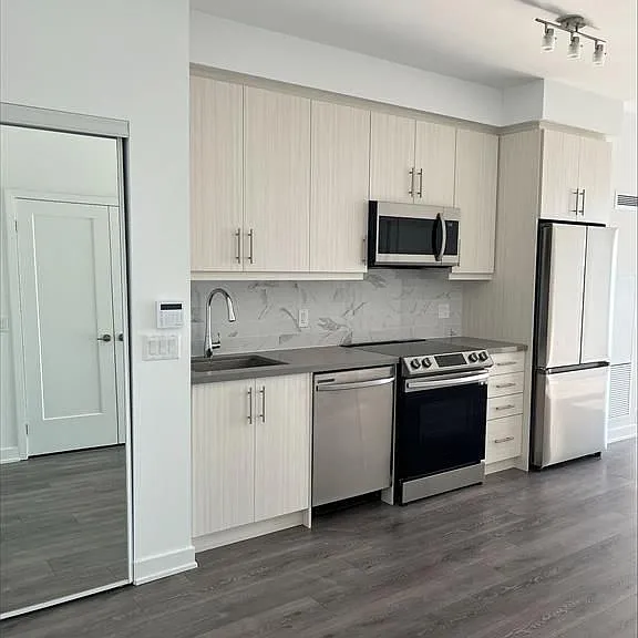 95 Oneida Cres #703 — Photo 1
