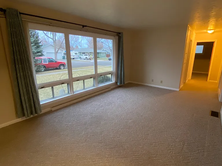 2304 Hewitt Dr — Photo 2