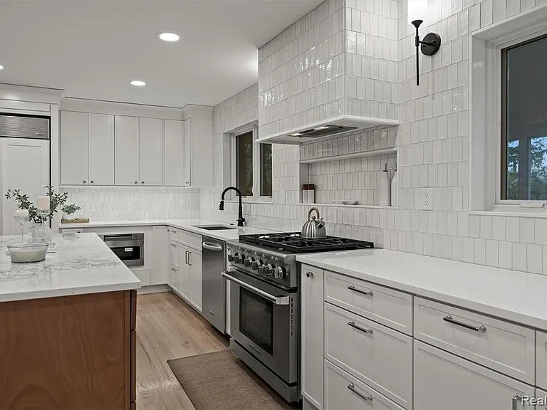 1935 Hillwood Dr — Photo 17