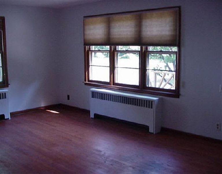 3rd image of 5 WILLOW Lane