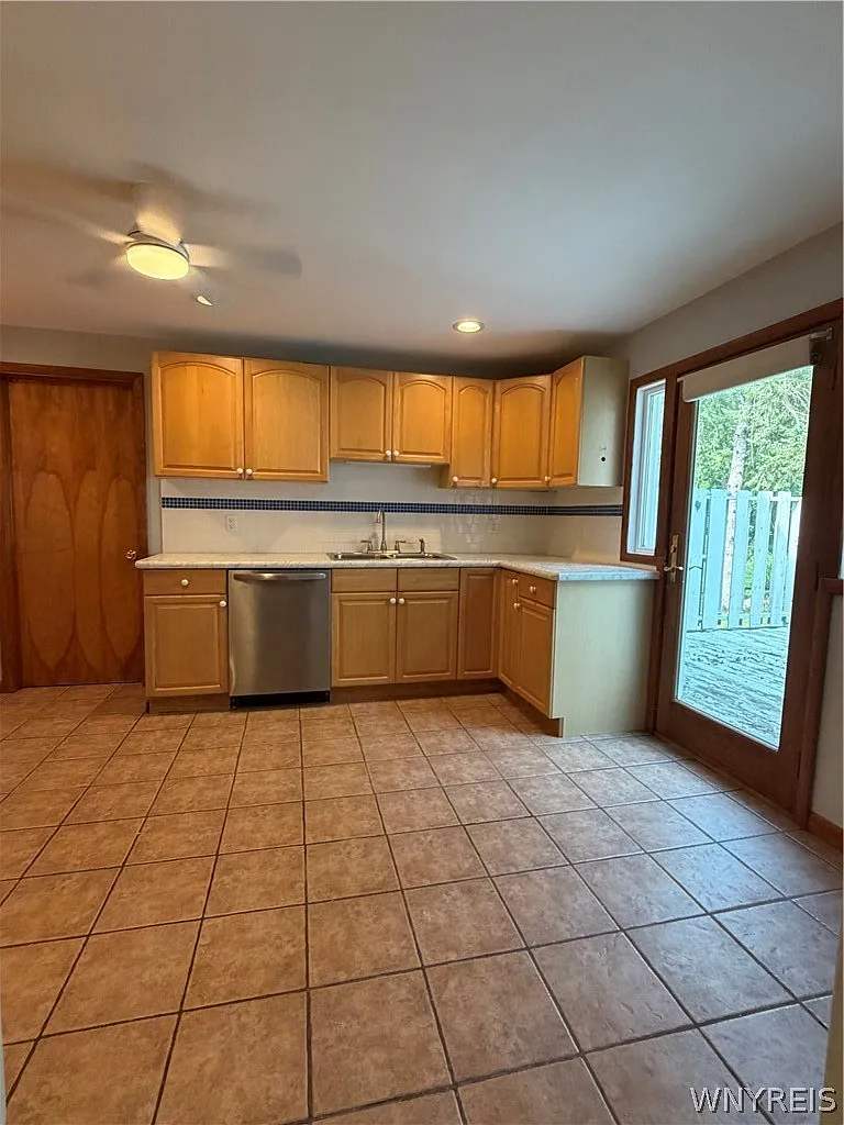 3 bed, 1.5 bath, 2688 sqft, $2,300 — Photo 3