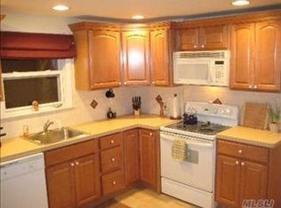 24 Livingston St, Huntington Station, NY 11746