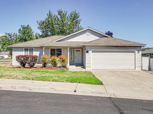 11 Devonwood Ct, Eagle Pt, OR 97524