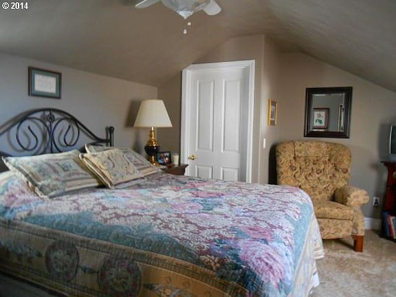 Upper suite bedroom
