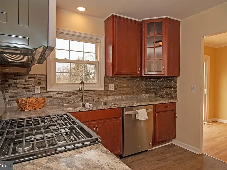 214 N Bradford St — Photo 6