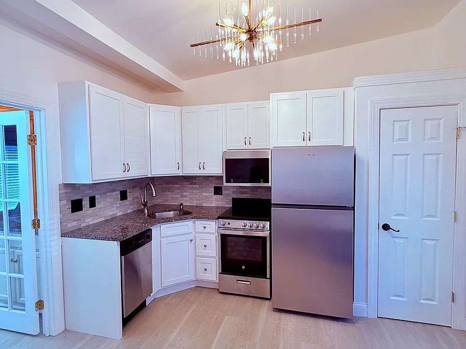 77 King St #3