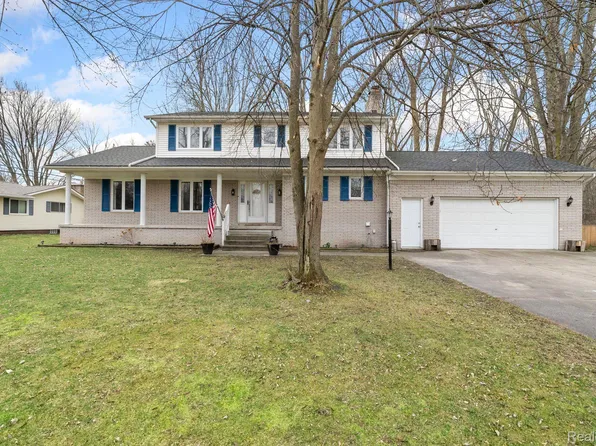3261 W Charmwood Dr, Port Huron, MI 48060