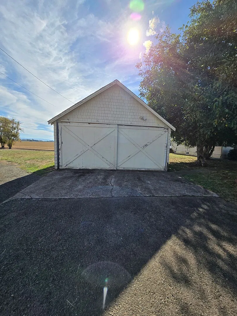 Pet Friendly Farmhouse Near Corvallis 4 Bedrooms, Large Yard & Detached Garage — Photo 3