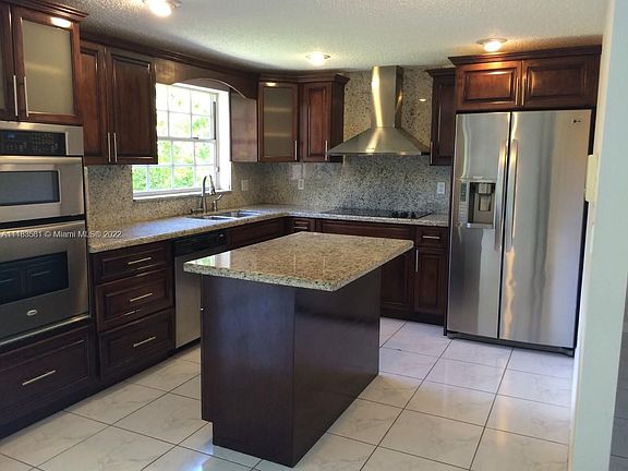 3rd image of 1261 Venetia Ave