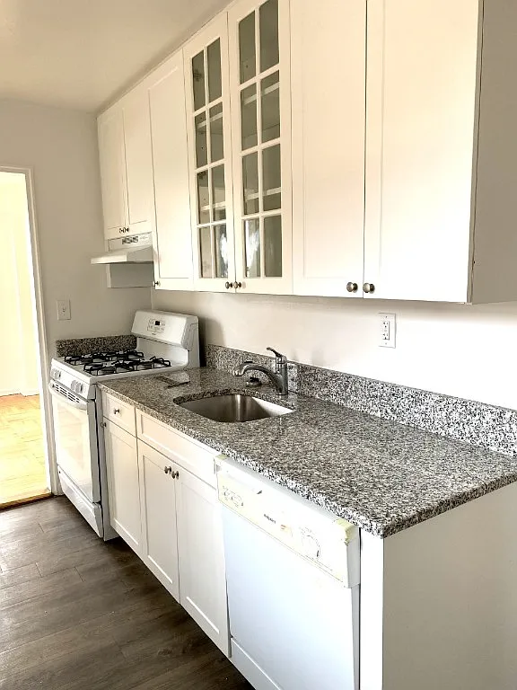 2 bed, 1.5 bath, $3,200 — Photo 2