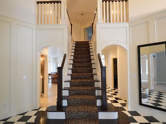 3rd image of 2914 Forest Lake Dr