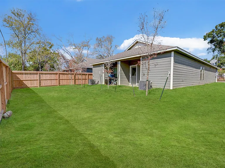 407 E Avenue G — Photo 18