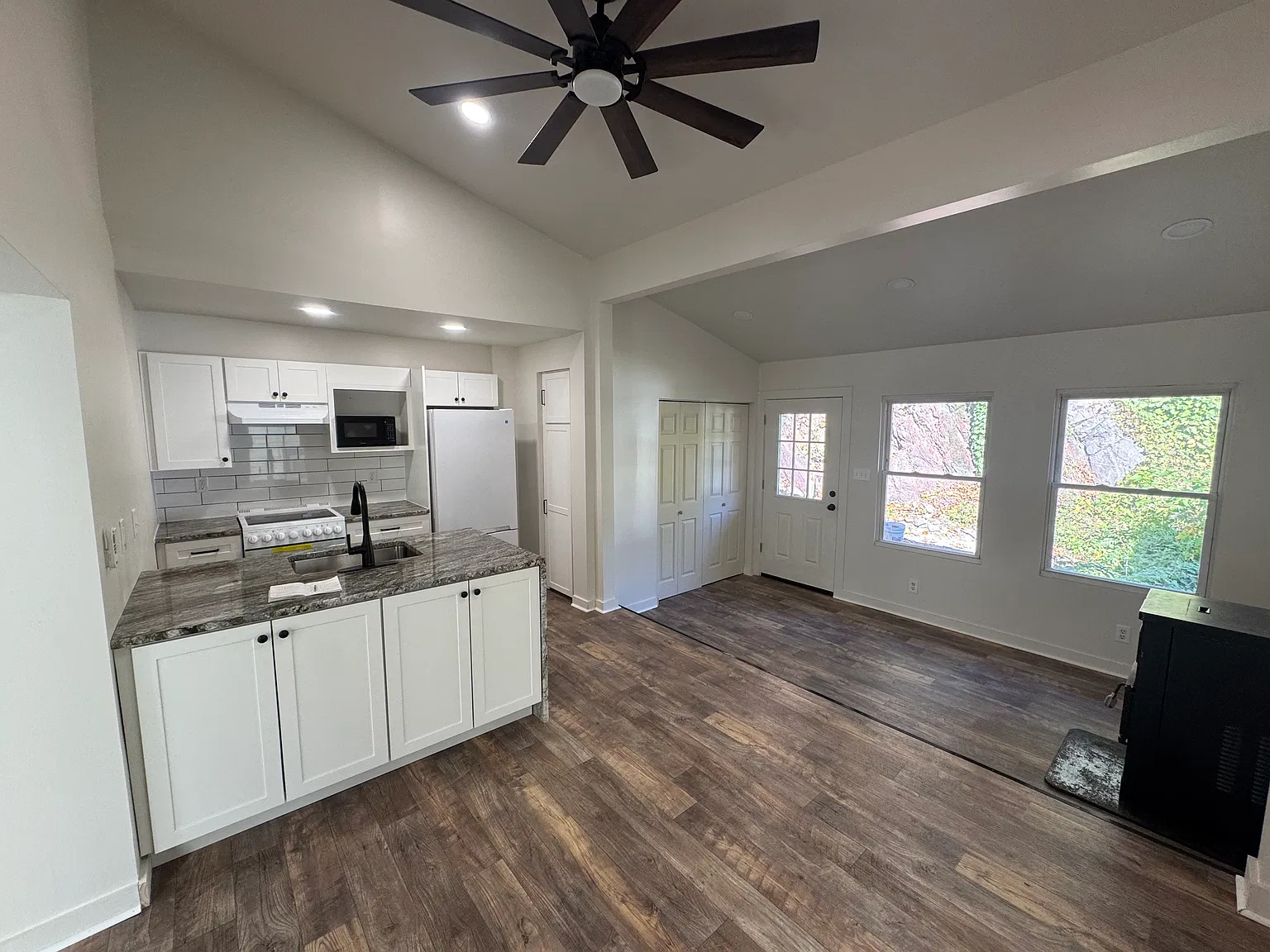 2 bed, 1024 sqft, $1,500 — Photo 2