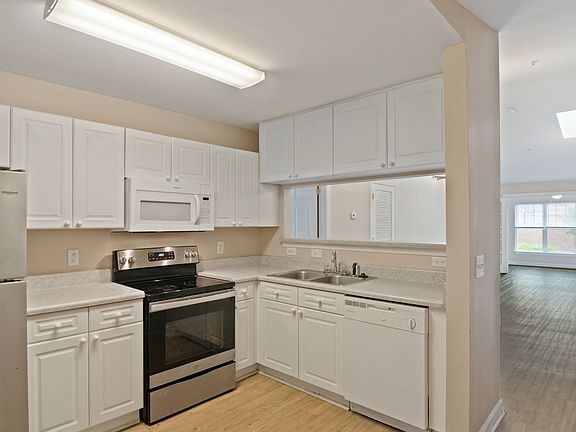 3rd image of 929 Morreene Rd APT B31