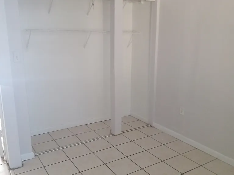 2628 SW 31st Pl — Photo 8