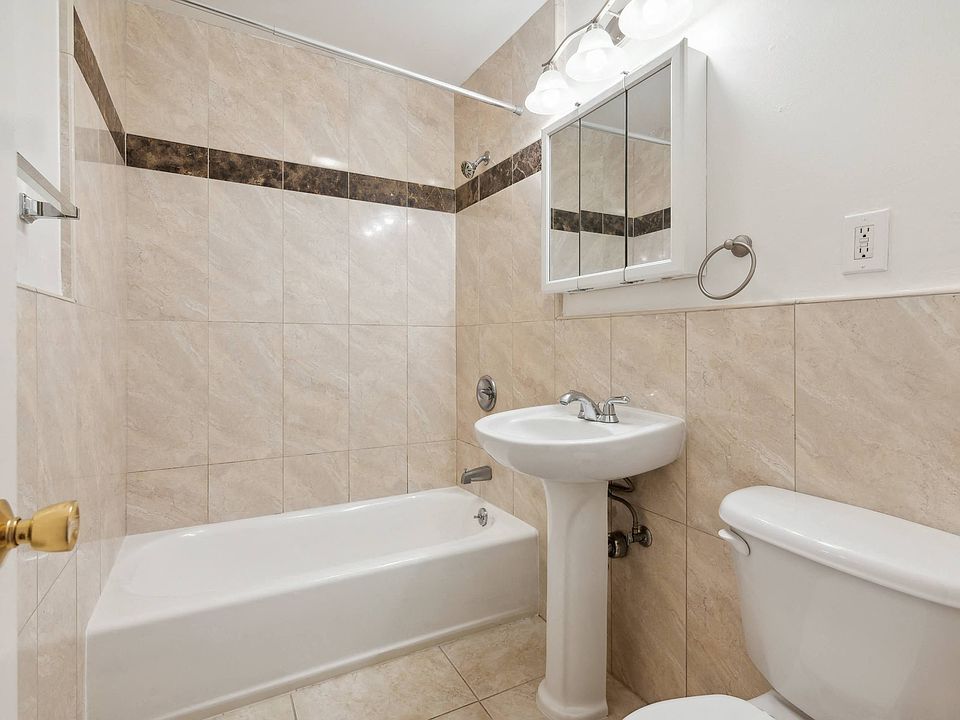 Bathroom with a toilet, sink and bathtub
