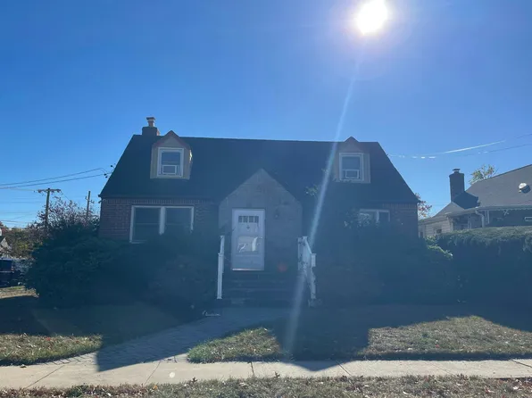 3 Dorothy Pl, Lynbrook, NY 11563