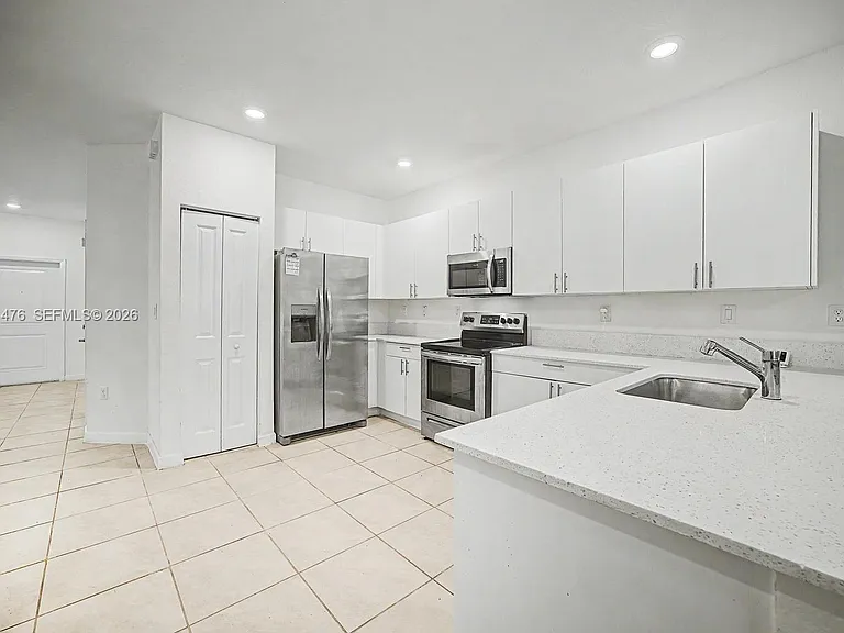 1020 SE 26th Ter — Photo 6