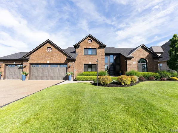 49729 Nautical Dr, Chesterfield, MI 48047