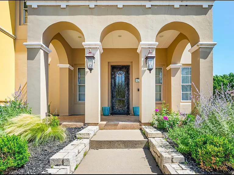 42 Veranda Ln — Photo 2