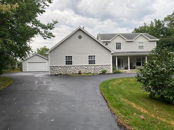 3rd image of 2001 Crestwood Dr
