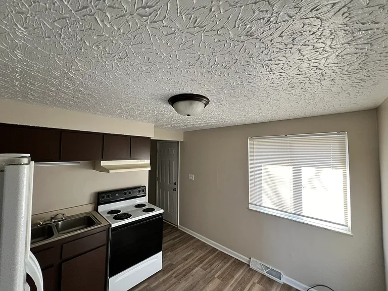 57 Oakwood Dr #4 — Photo 2