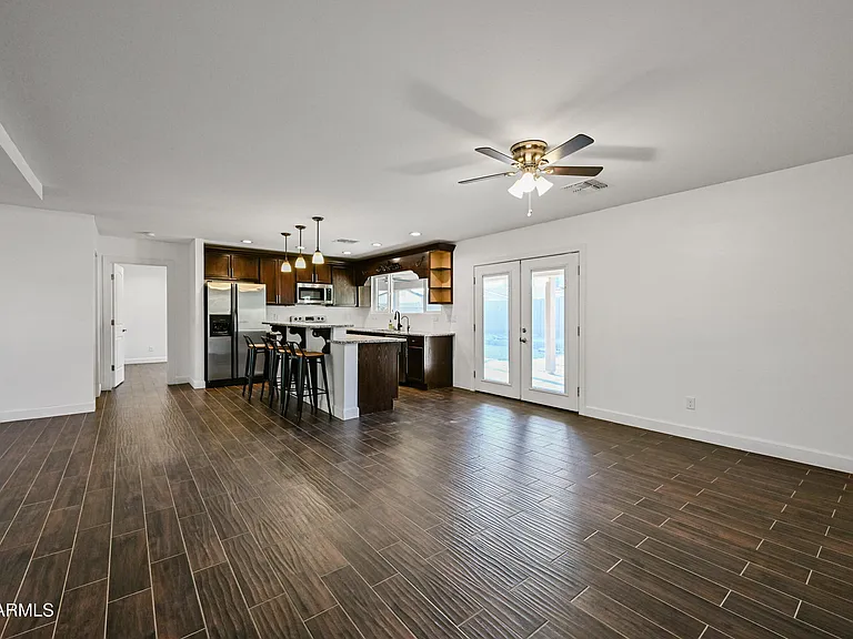 2914 E Michelle Dr — Photo 5