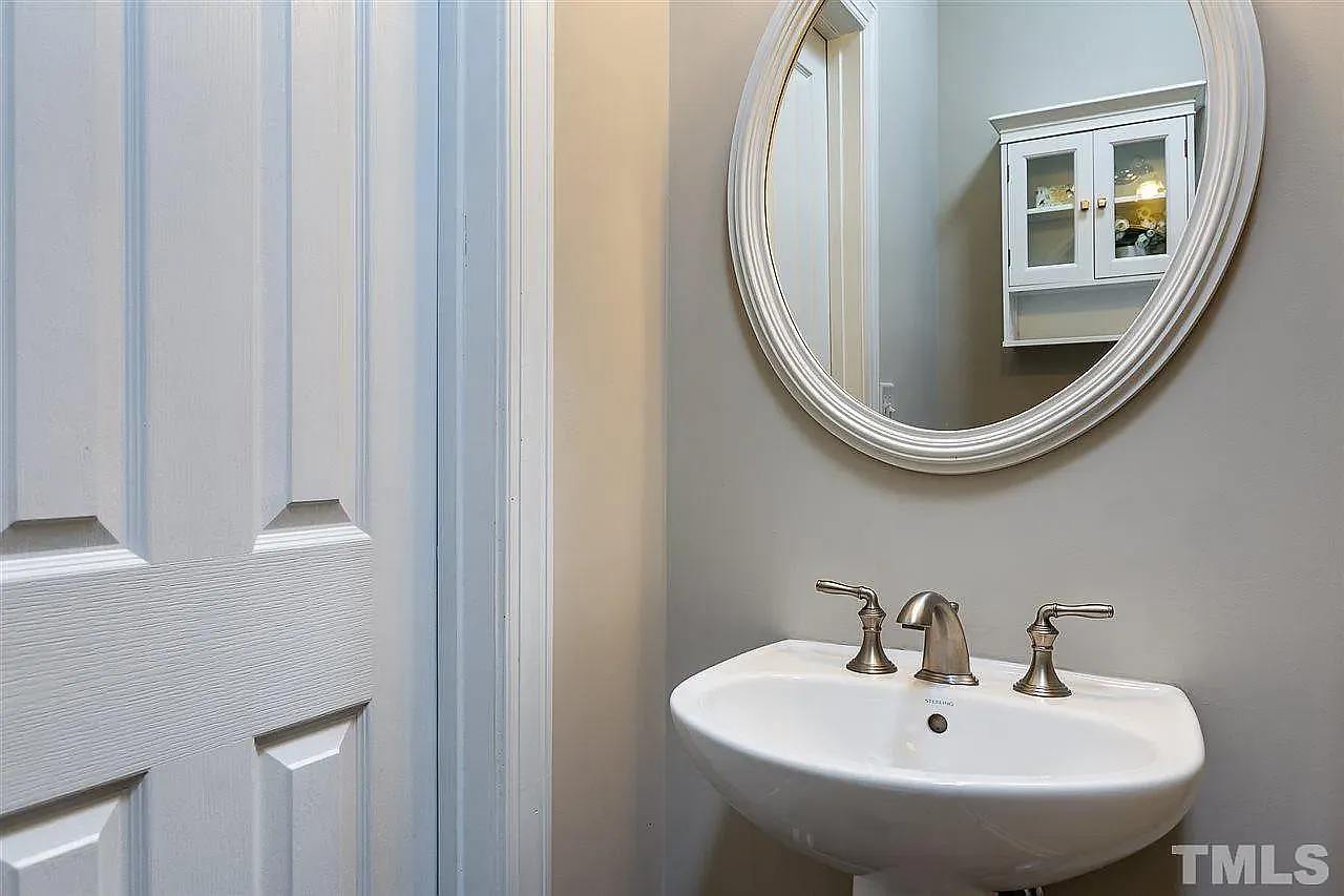 3 bed, 2.5 bath, 2222 sqft, $2,350 — Photo 2