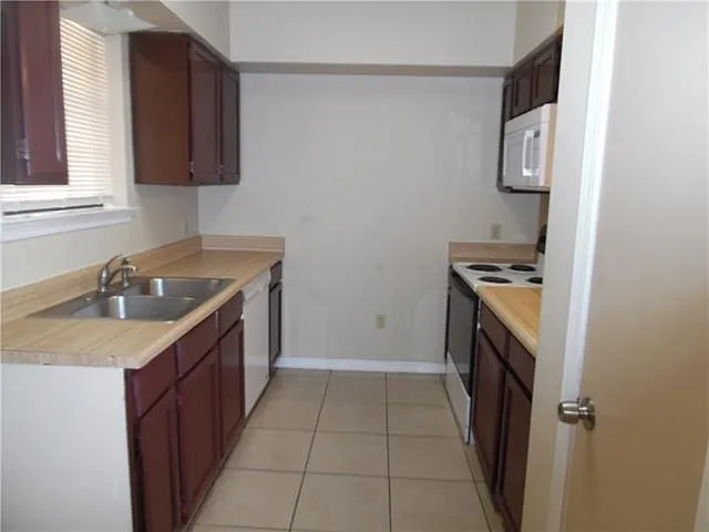 2 bed, 2.5 bath, 1200 sqft, $1,350 — Photo 3